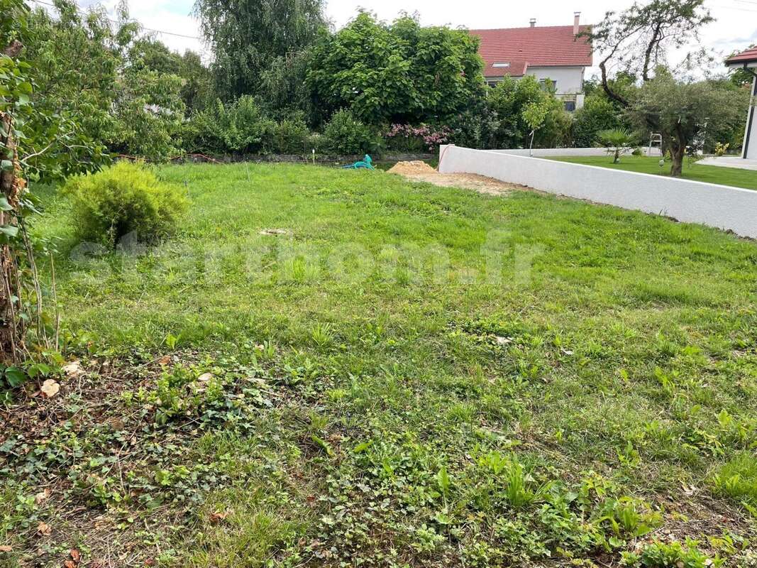 Terrain à SAINT-PIERRE-DE-BRESSIEUX