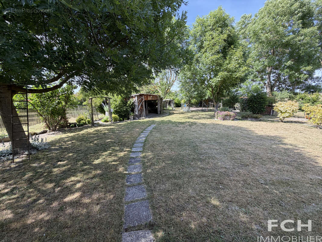 Maison de campagne avec 2 garages et dépendances - photo 24