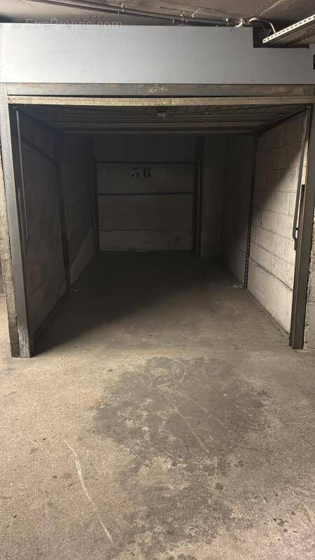 Parking à PARIS-18E