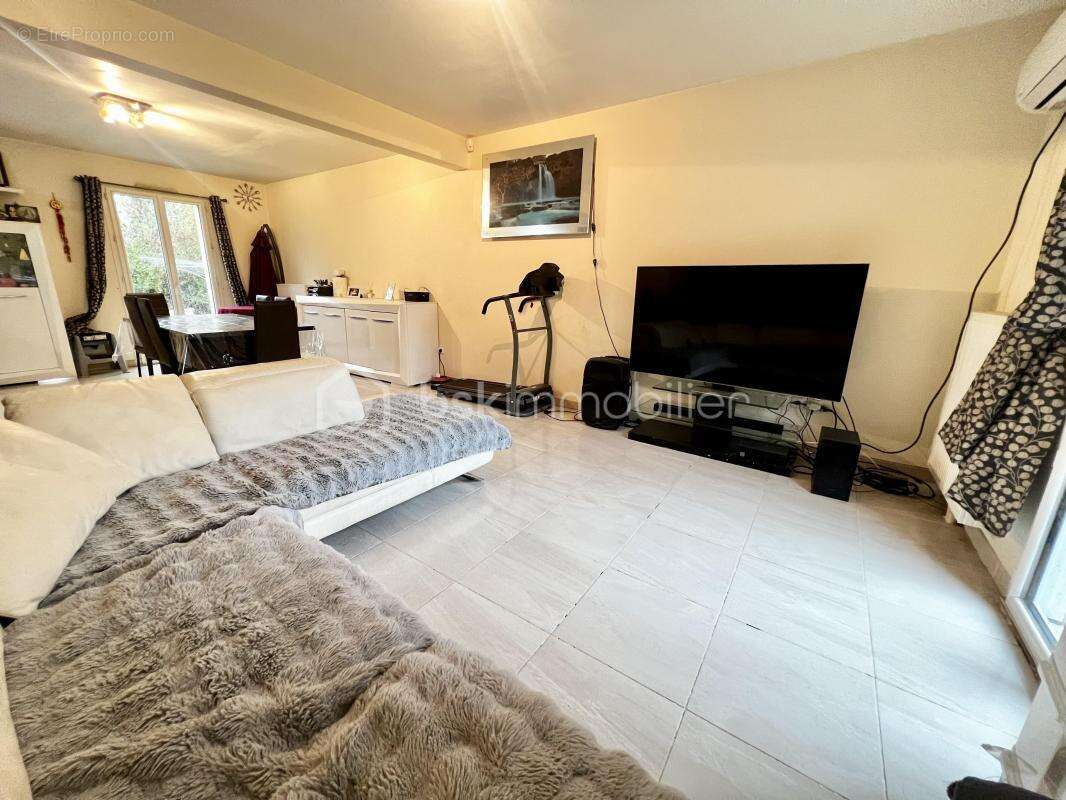 Maison familiale sur Coulommiers même : De très beau volumes Un bien rare sur ce prix là avec Beaucoup de potentiel !! - photo 5