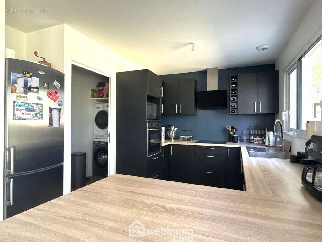 Et la cuisine aménagée-équipée ouverte façon US. - Maison à BIARD