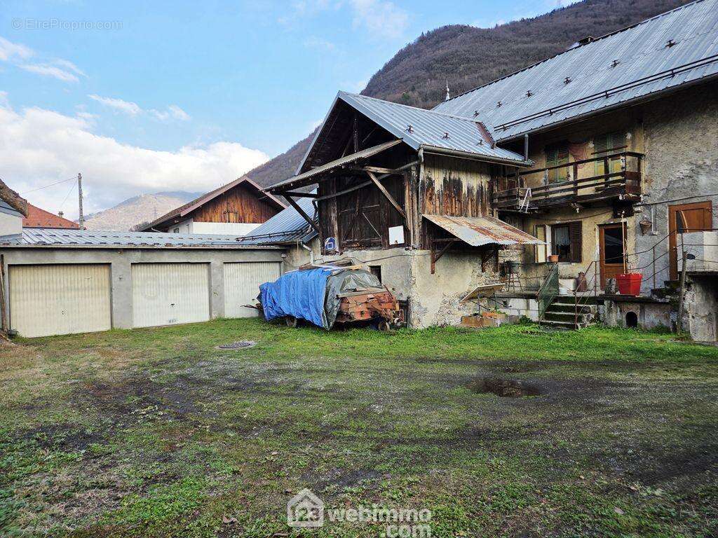 En annexe, 3 garages une grange et un sous-sol complet seront des atouts pour cet ensemble immobilier. - Appartement à GRIGNON