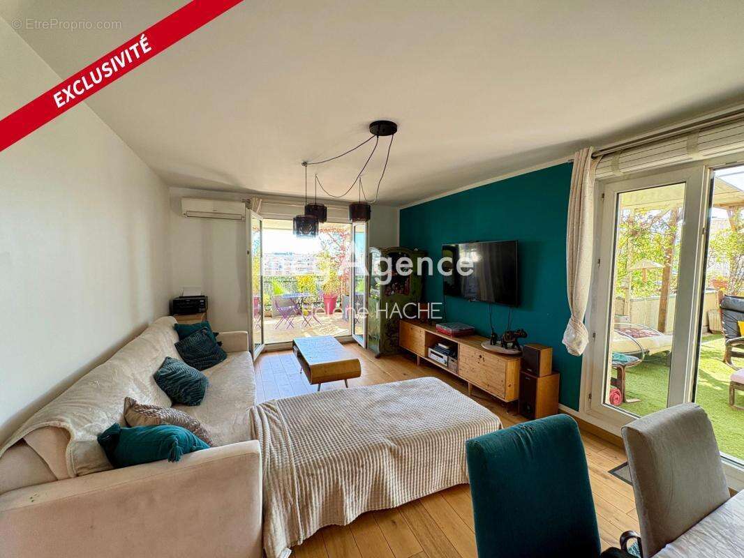 Nice - St Roch - Magnifique 4 pièces avec terrasse de 80 m2 en étage élevé, sans vis-à-vis. Copropriété avec piscine - photo 2