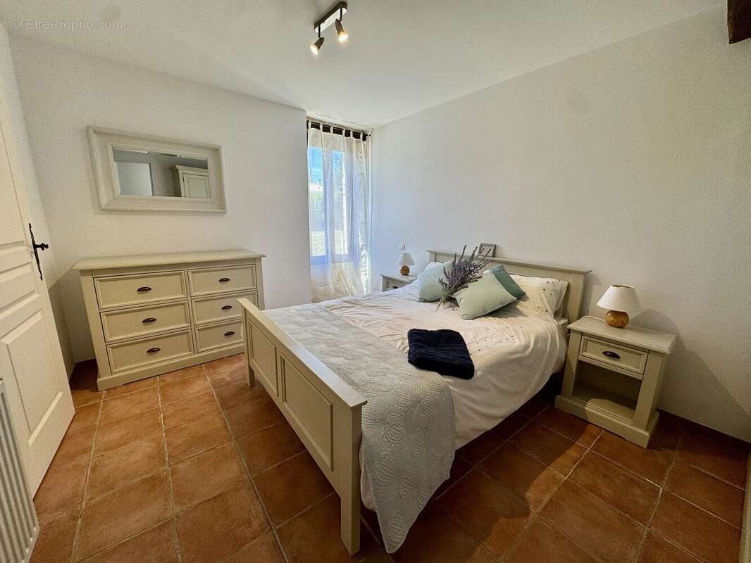 Charmante propriété en pierre avec un potentiel d'investissement avec une piscine - photo 3