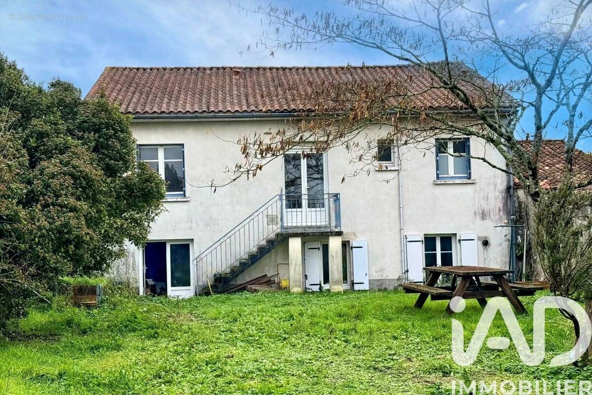 Photo 1 - Maison à VILLEBOIS-LAVALETTE