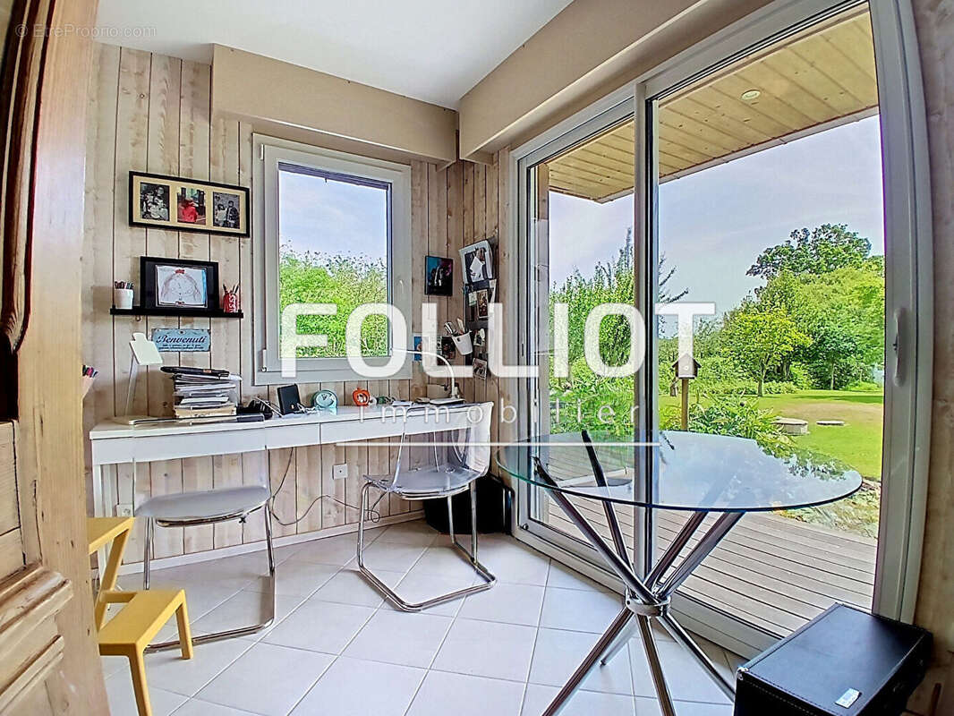 À VENDRE - Maison spacieuse et baignée de lumière -Rare sur le secteur - photo 10