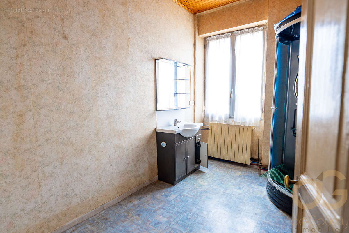 Nîmes Bas de Croix de fer : Immeuble constitué de 3 lots. - photo 6