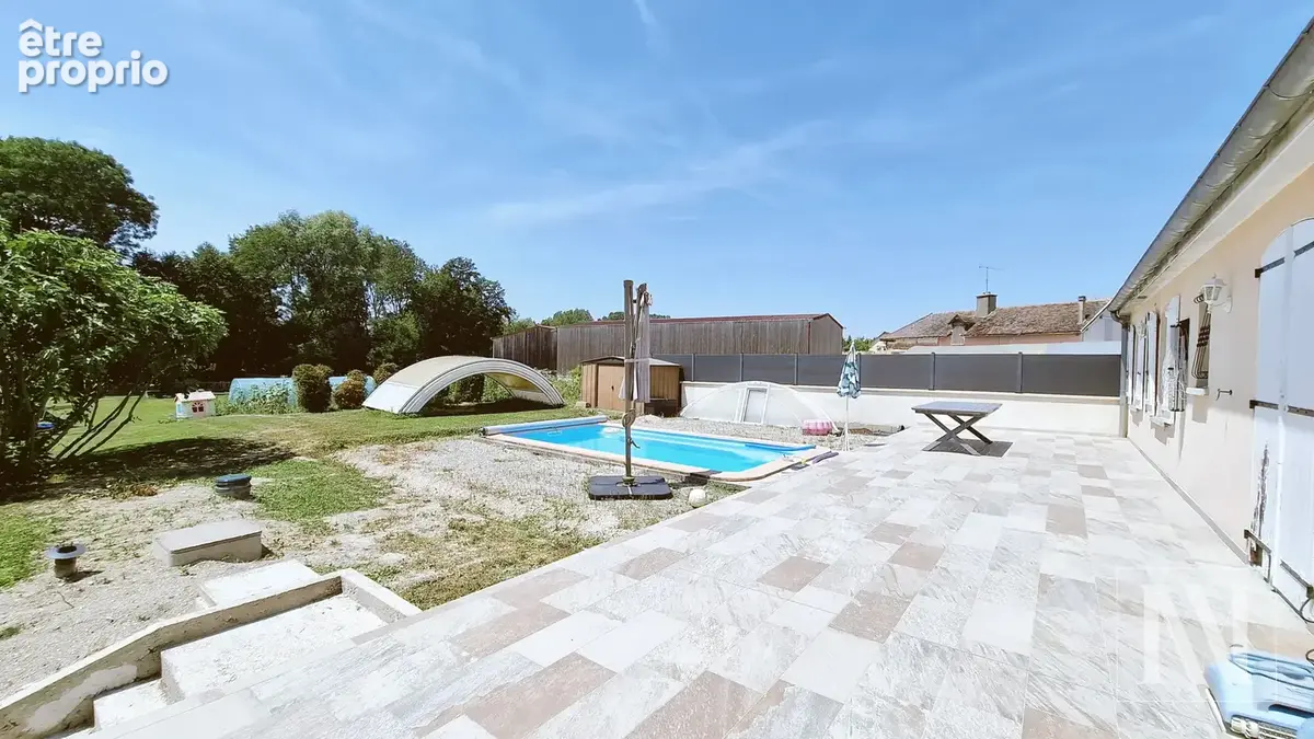 Maison de plain-pied avec piscine et terrain de 1 900 m2 en bord de ruisseau - photo 17