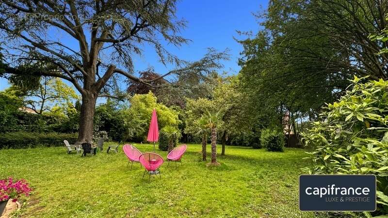 Une demeure de caractère au cœur du Jardin de la Rhonelle — 282 m² d'histoire préservée - photo 18