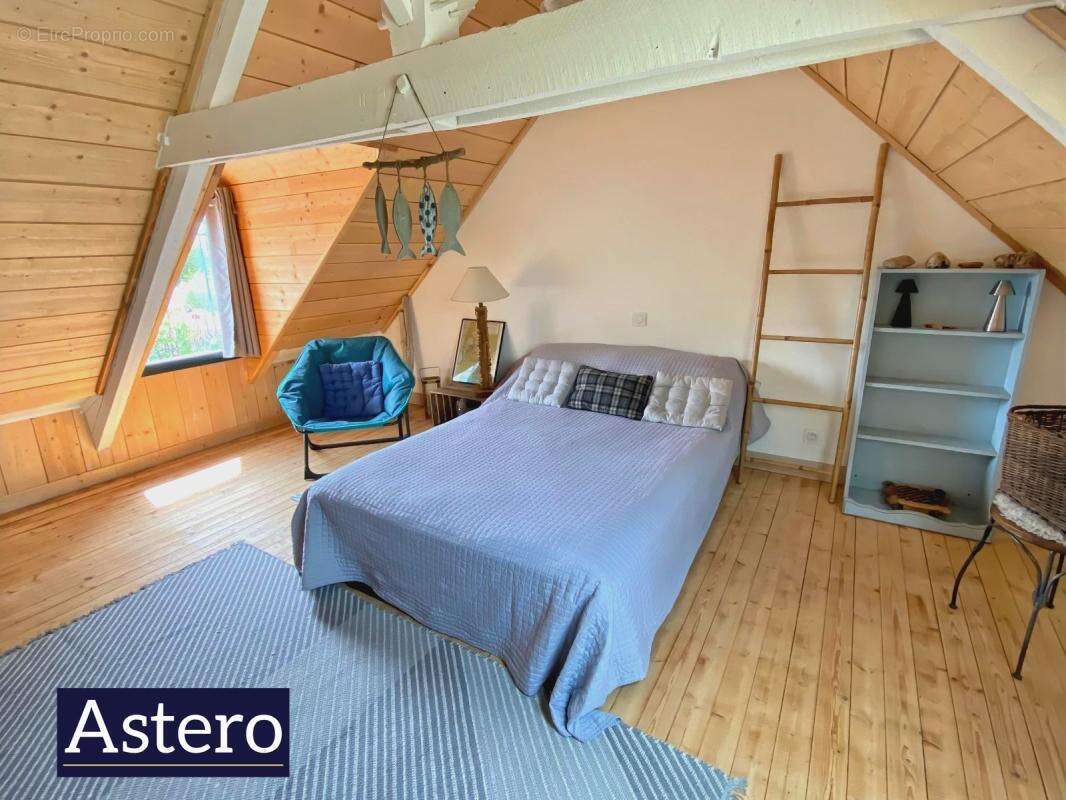Maison familiale avec chambre au rez-de-chaussée, terrain constructible de 2 240 m² et dépendances - photo 8
