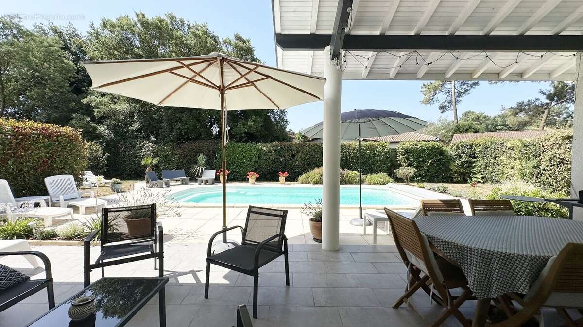 GOLF ET CENTRE VILLE VILLA A PIED POUR CETTE VILLA DE 6 Pièces de 150 m2 sur une parcelle de 800 m2 avec piscine - photo 2
