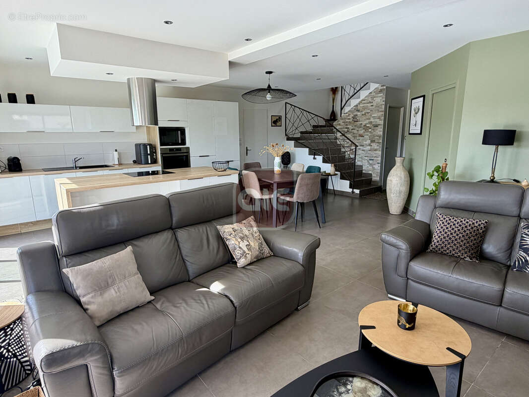 EXCLUSIVITÉ A.I.E. !! Superbe villa T4 récente avec vue dégagée. - photo 4