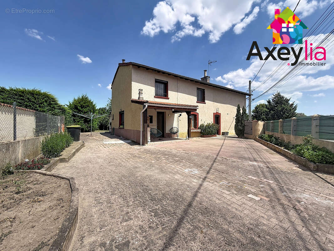 A vendre - secteur balbigny - maison  rénovée avec terrain arbore et sans vis a vis - photo 13