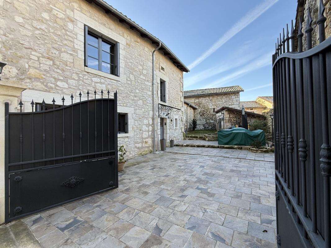 Maison à BOURDEILLES