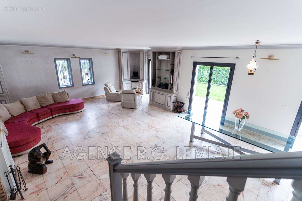 Maison à LE MESNIL-LE-ROI