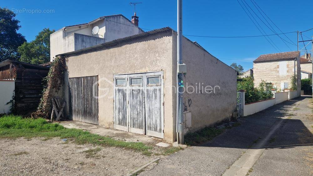 Parking à LE PASSAGE