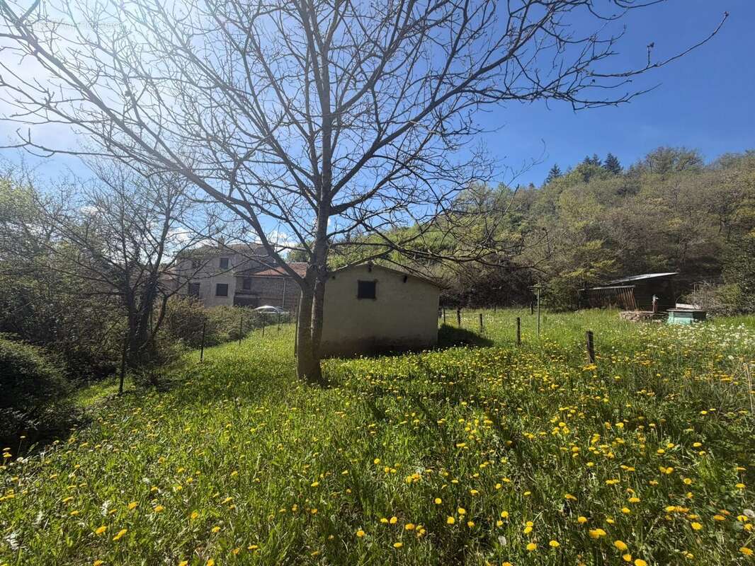 Parking à AUZAT-LA-COMBELLE