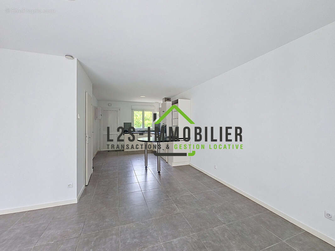 L2S IMMOBILIER MAISON F5 de 87 m2 (99 m2 avec véranda) avec Garage / Construction de 2015 - photo 4