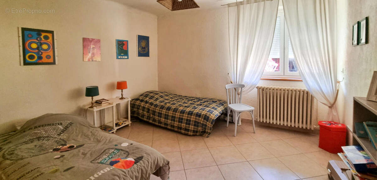 CHAMBRE - Maison à SAINT-JULIEN-DE-BRIOLA