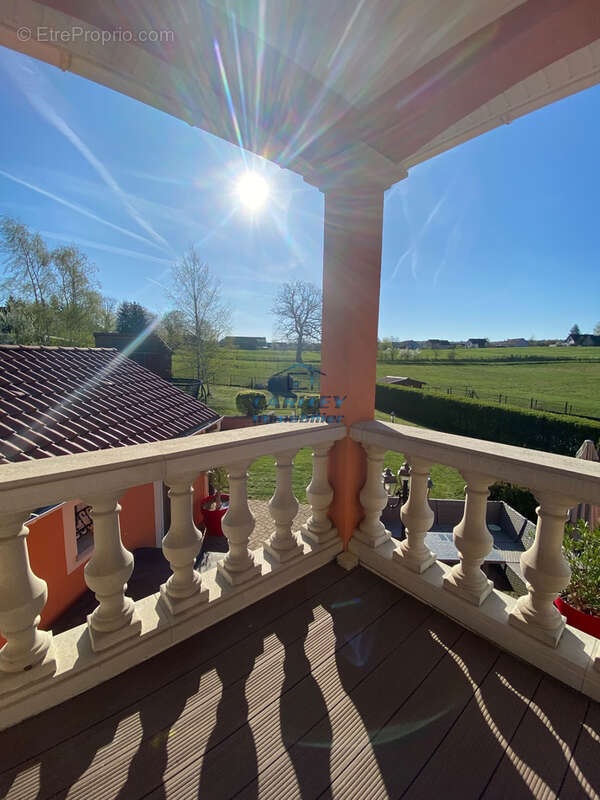 Magnifique maison de 180 m2 sur un terrain de 1753 m2 située sur la commune de ANDORNAY - photo 4