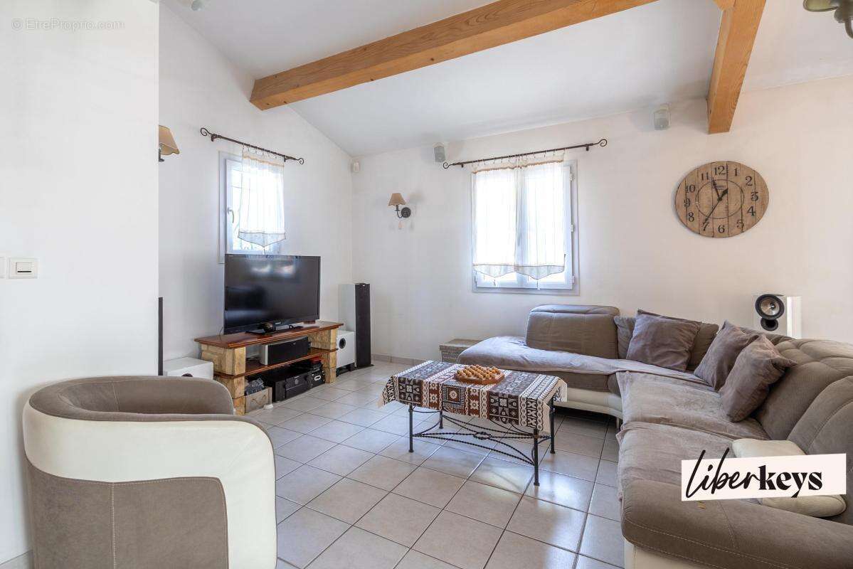 Maison familiale 108 m² – Jardin, piscine, garage et 3 stationnements – Toulon Sainte-Musse  - photo 8