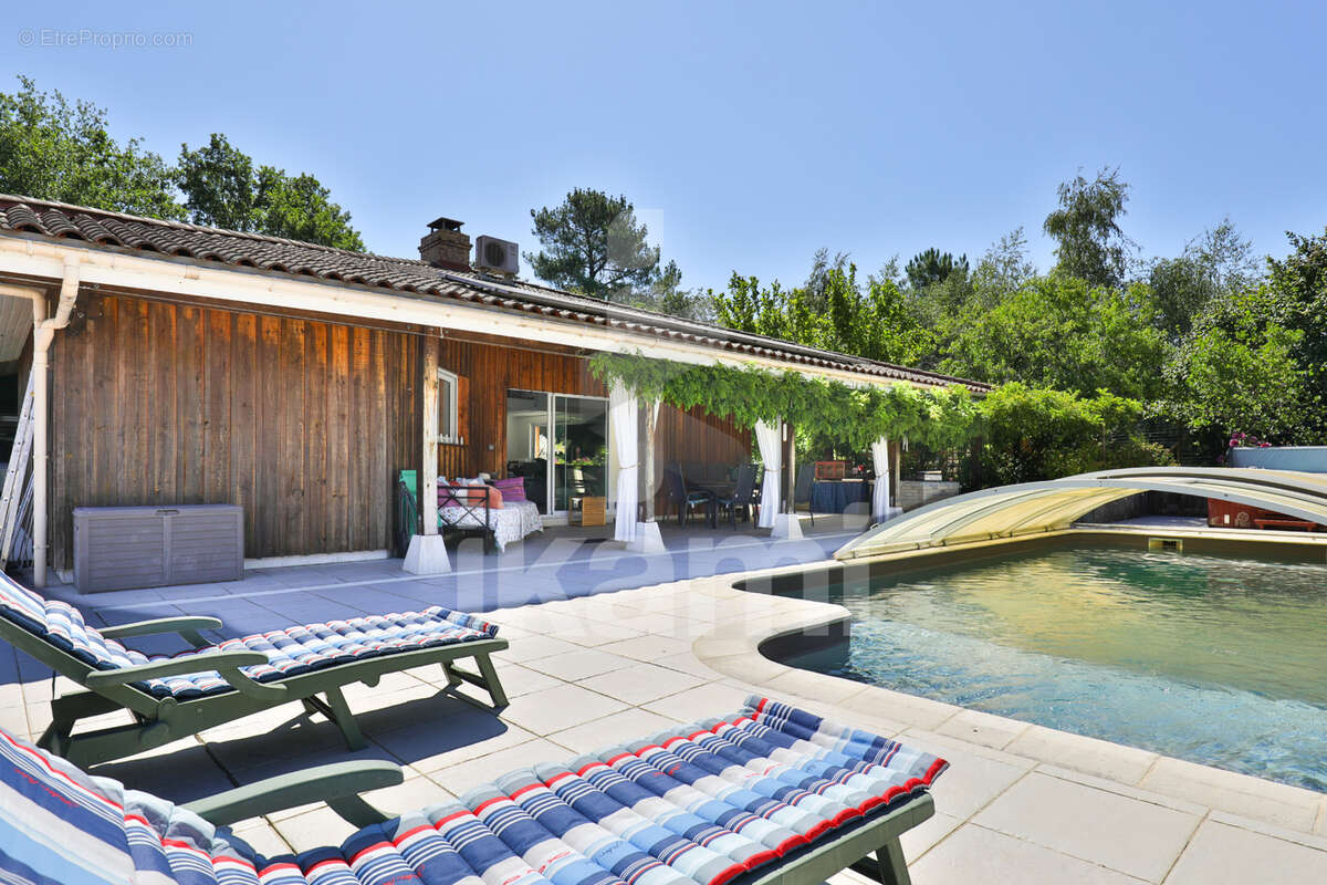 Superbe propriété avec piscine, dépendances et jardin paysager à deux pas des commodités - photo 17