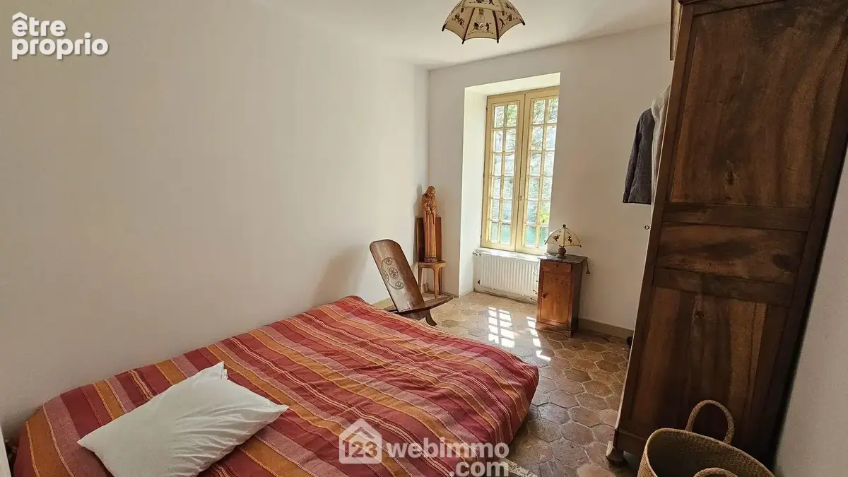 Au RDC, une chambre de 10 m² très lumineuse.