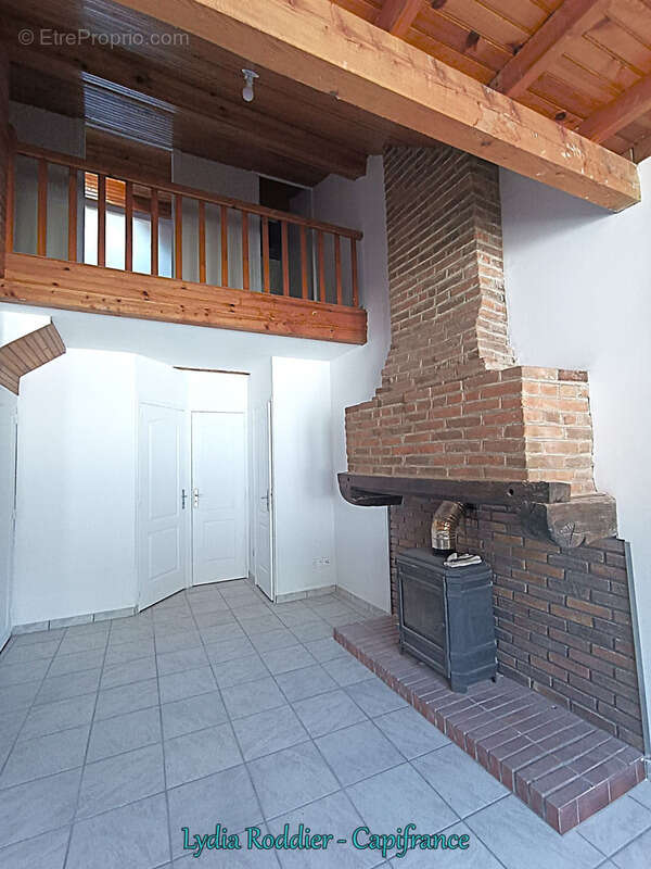Maison 3 pièces 60 m2 rénovée dans le centre de CHATELDON (63290) - secteur calme - photo 3
