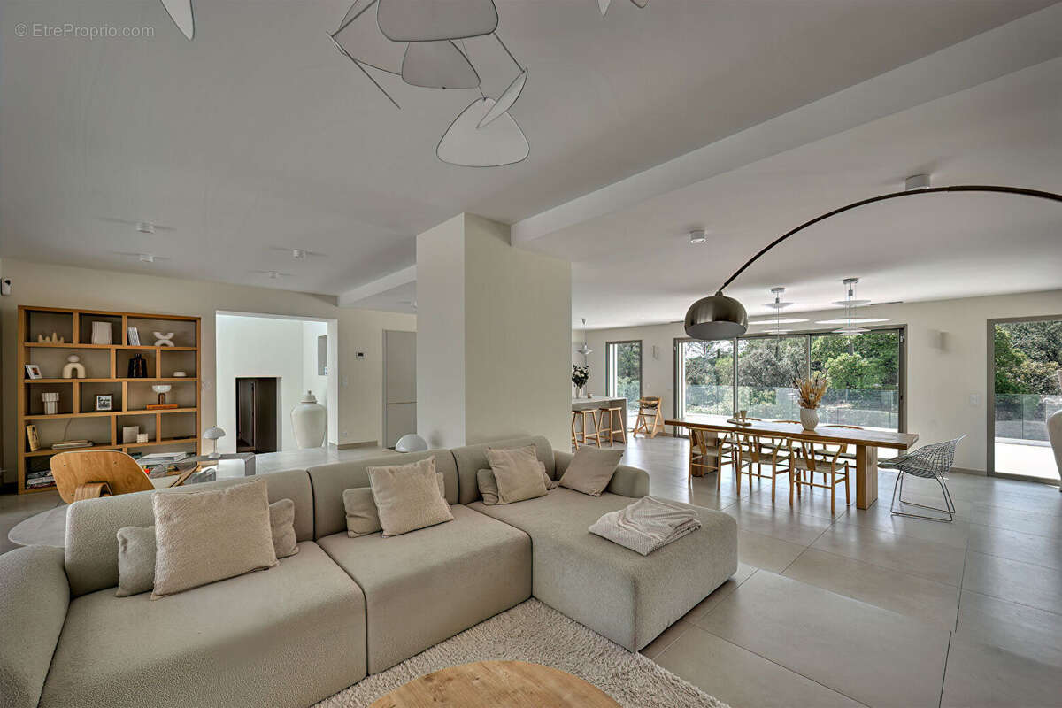Villa Contemporaine Nimes-186 m2 + garage -Terrain 4445 m2 - photo 5