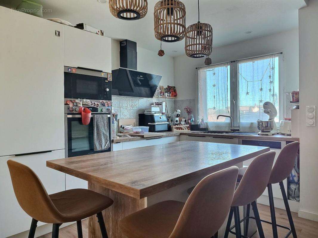 Roquebrune-sur-Argens : Magnifique villa T4 de 80 m² entièrement rénovée, avec extérieur, garage et chambres spacieuses – Emplac - photo 6