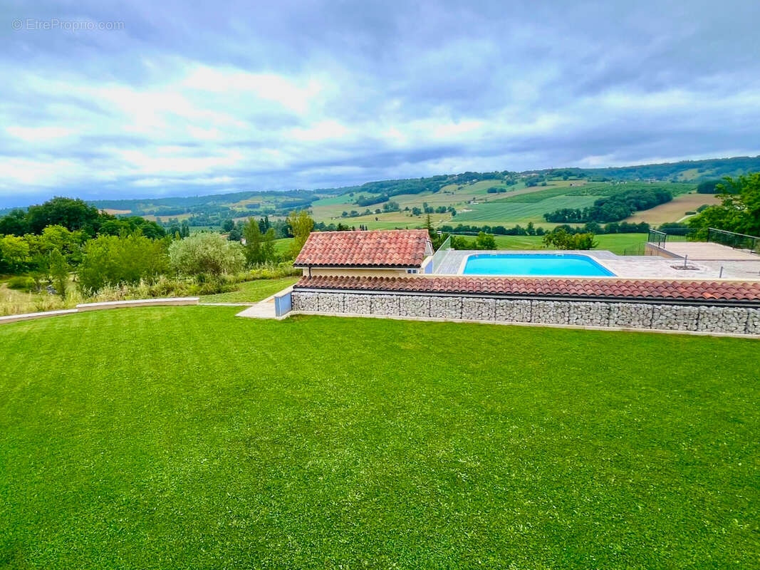 Maison de prestige d'environ 423m2 avec vue panoramique, piscine, gîte indépendant de 80m2 et prestations haut de gamme dans le  - photo 2