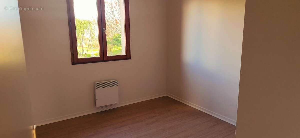 Maison individuelle récente avec garage et magnifique terrain arboré de 2000 m² - photo 8