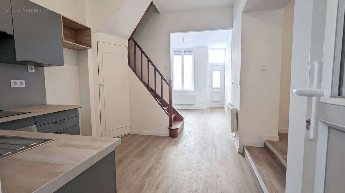 Maison familiale de 6 pièces, garage et cour. - photo 5