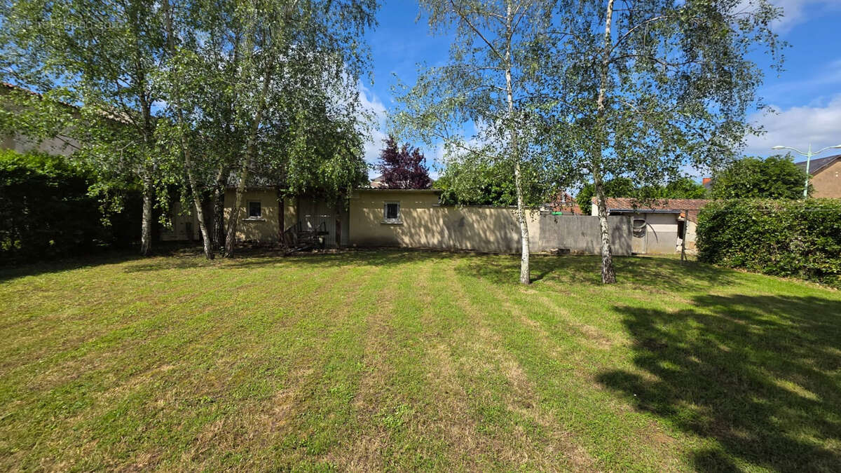 Maison à LENCLOITRE