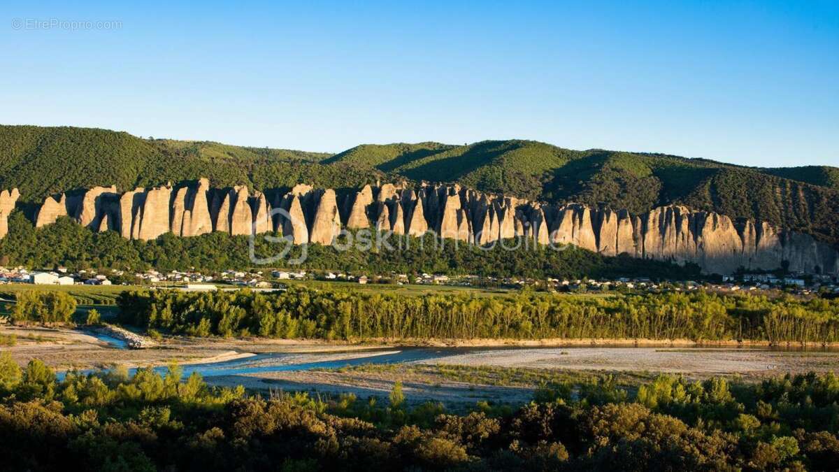 Commerce à LES MEES