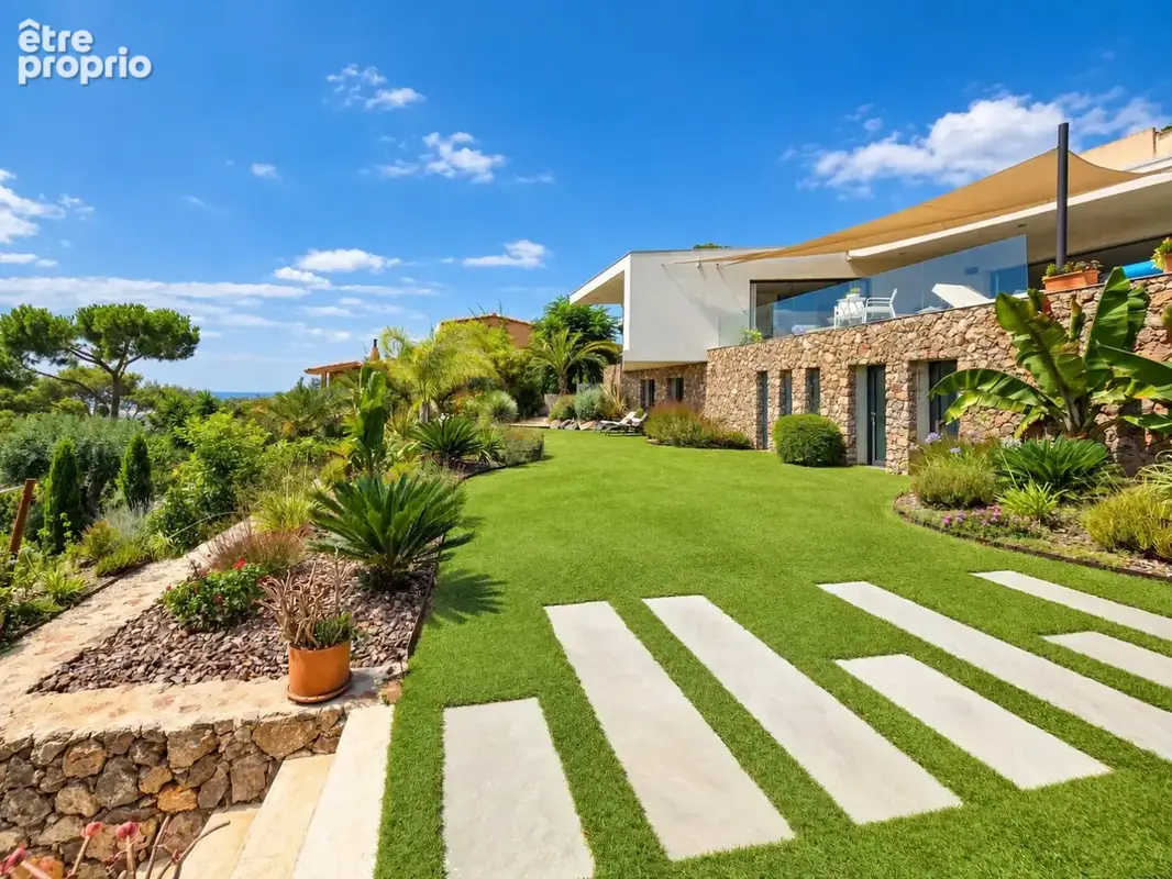 Saint-Clair Sud  Villa contemporaine d'exception avec piscine, jacuzzi et panorama spectaculaire sur la Méditerranée. - photo 3