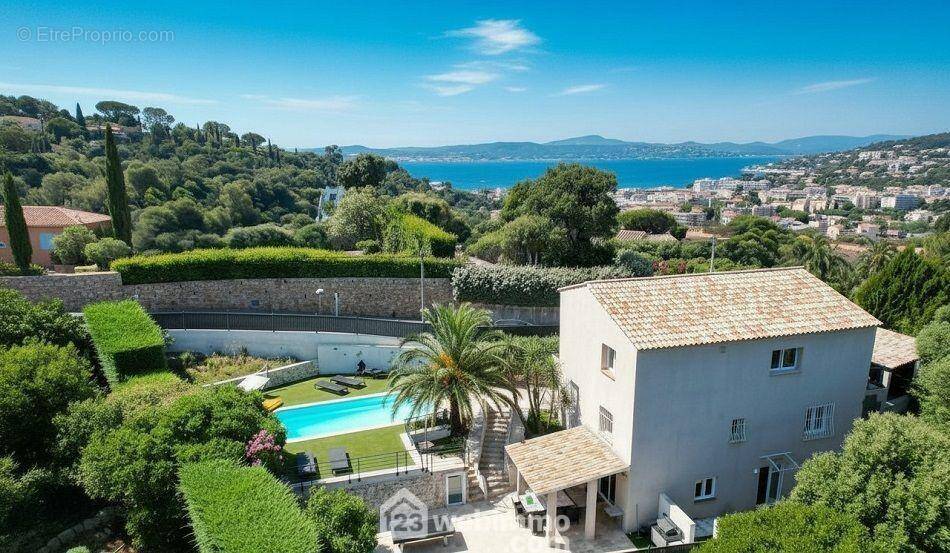 Villa avec piscine dans un environnement verdoyant, offrant un cadre de vie rare à Sainte-Maxime. - Maison à SAINTE-MAXIME
