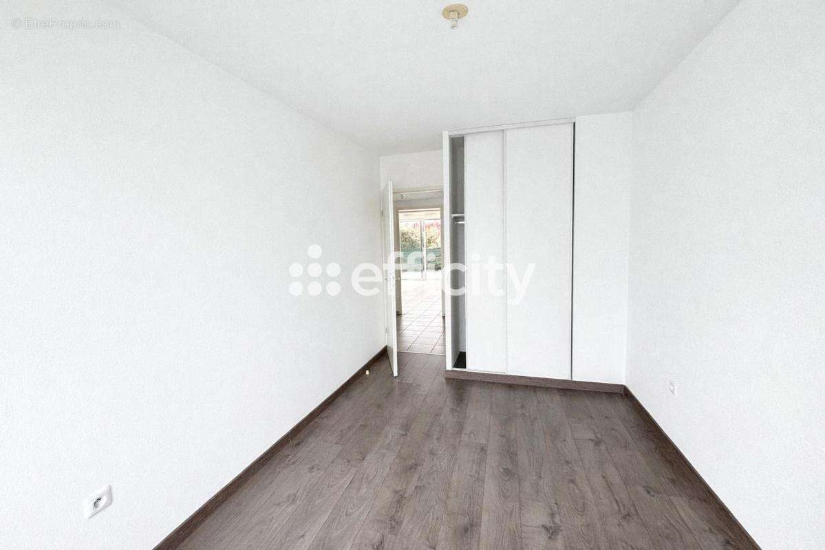 Appartement à BEAUZELLE