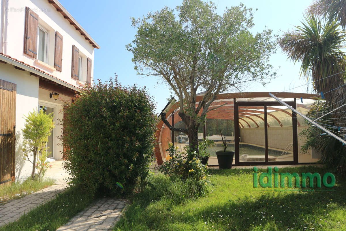 Magnifique maison de 220 m2,dans un lieu recherche, avec piscine sur un terrain de 610 m2. proche de royan. - photo 3