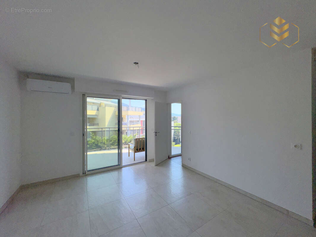 Roquebrune-cap-martin : appartement  avec terrasse et parking - photo 2