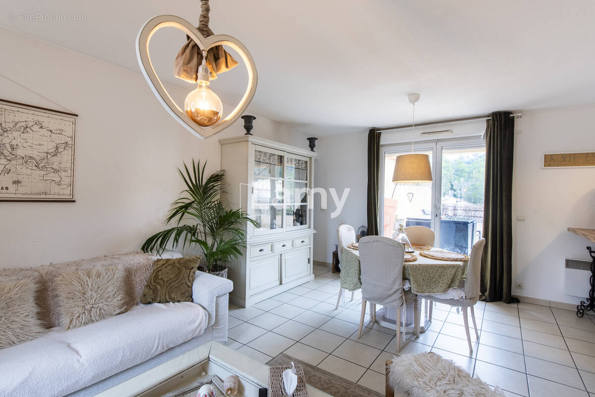 Appartement à LA ROQUE-D&#039;ANTHERON