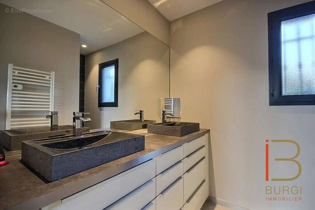 Maison à ROQUEBRUNE-SUR-ARGENS