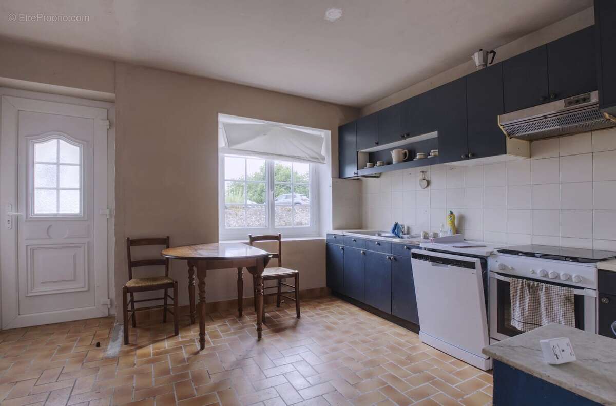 Maison de village à finir de rénover avec accès privatif à la rivière, au cœur d'un charmant village avec bar - photo 4