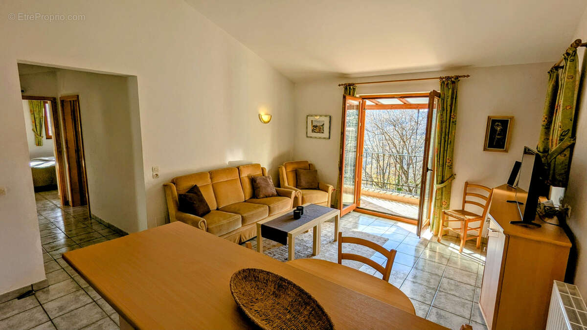 À Tourrettes-sur-Loup   Maison composée de 3 appartements + studio, piscine et vaste sous-sol - photo 21