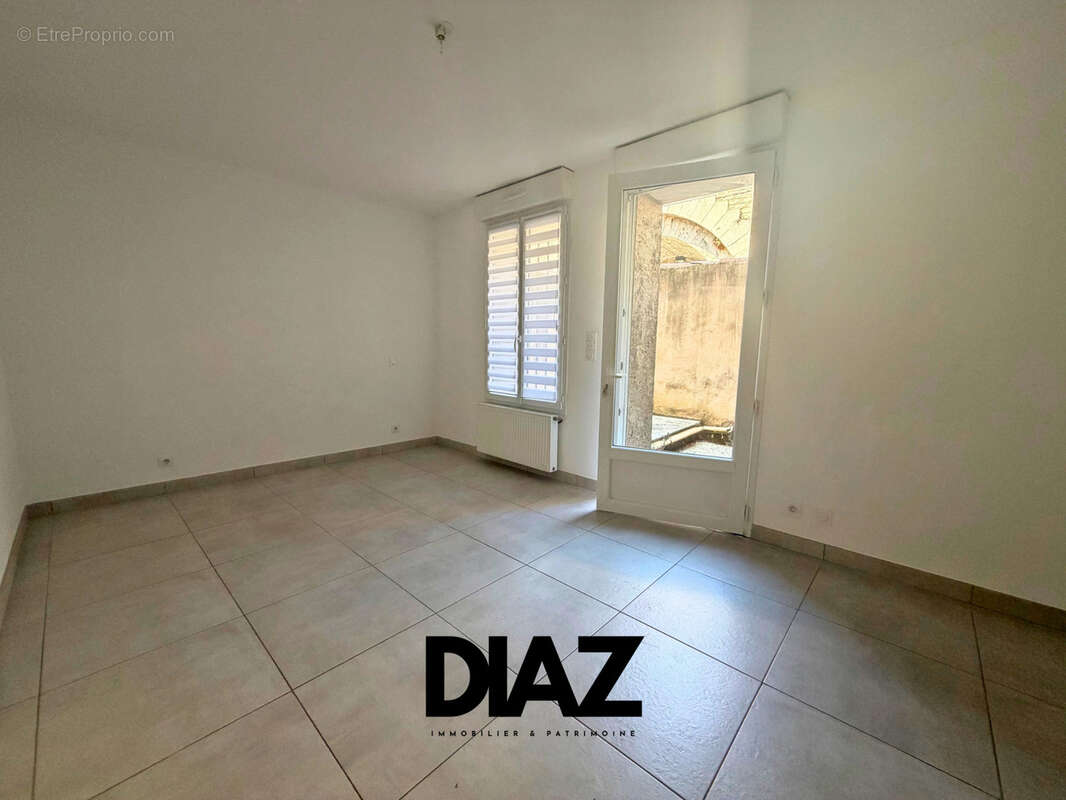 Appartement T3 en rez-de-chaussée   Terrasse 20 m2   2 parkings - photo 3