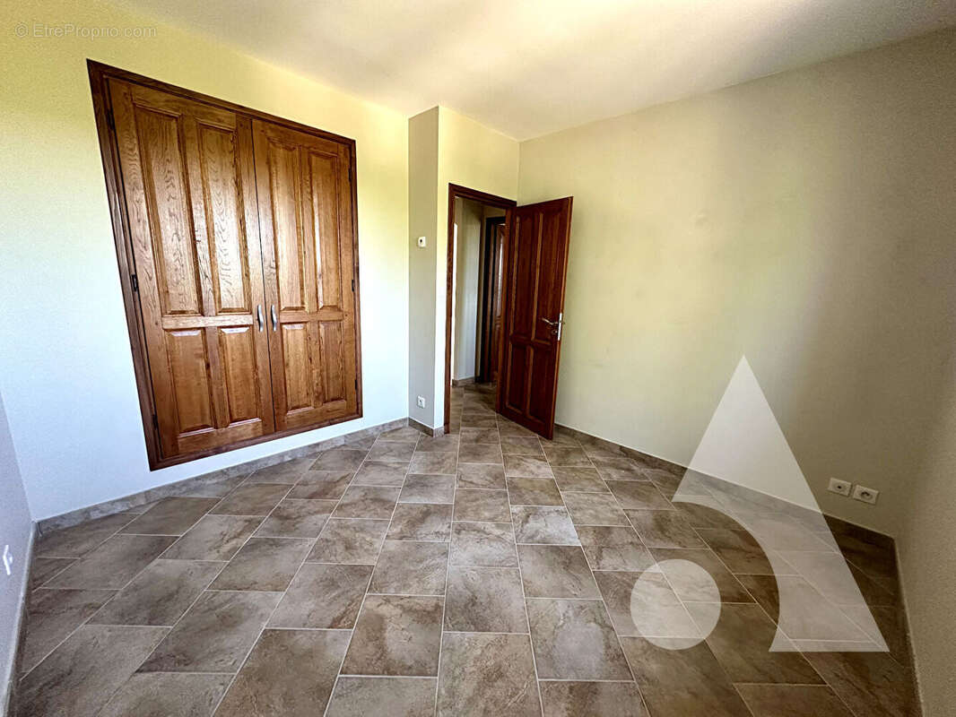 Villa de 224m² sur un terrain de  832 m² sur un terrain clos à Lorgues - photo 12