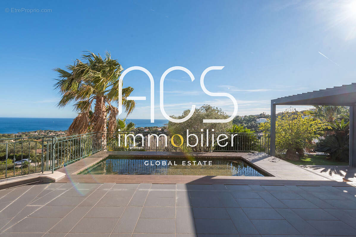 A vendre à Saint-Aygulf - Propriété avec vue mer panoramique, 200m2, piscine, studio, garage 4 voitures - photo 15