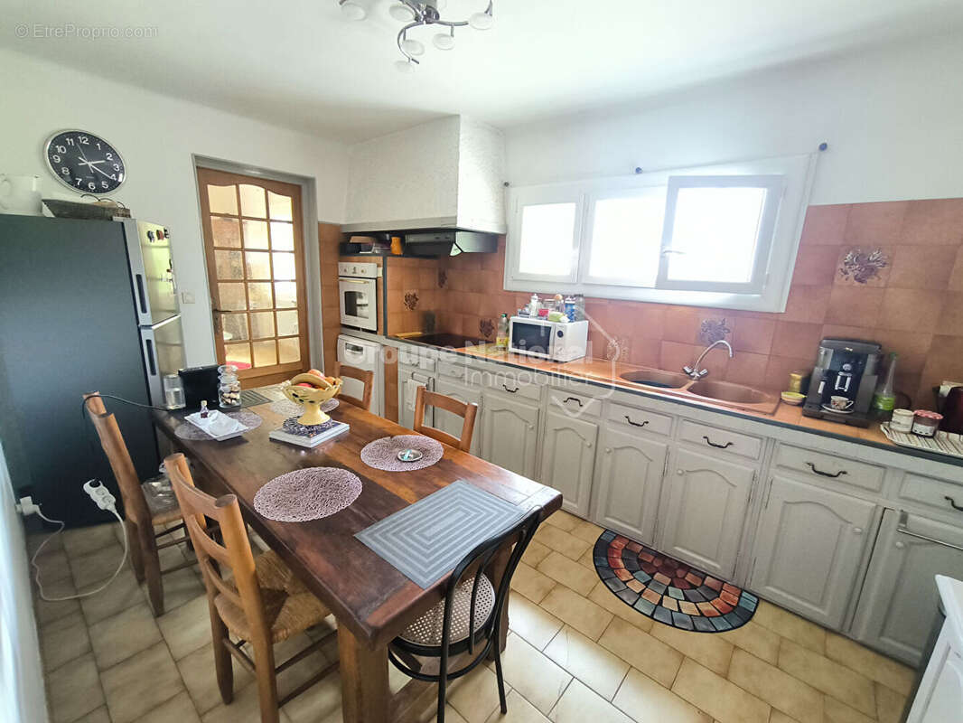 Maison de plain-pied 3 chambres avec piscine, garage, abri voitures sur parcelle constructible de 2826 m² - Loriol du Comtat - photo 8