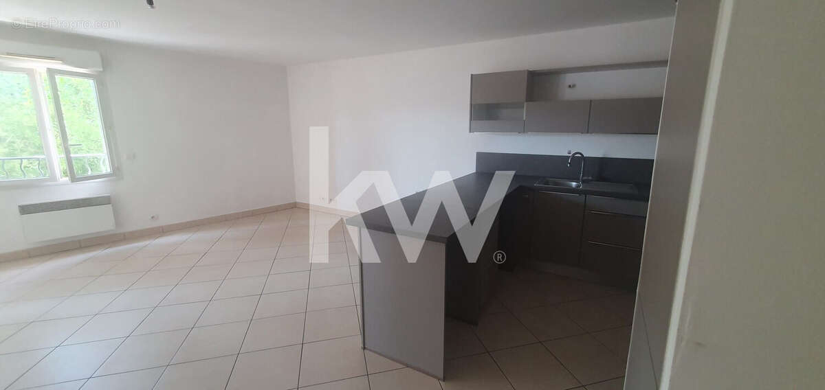 Cuisine américaine aménagée - Appartement à DRAGUIGNAN