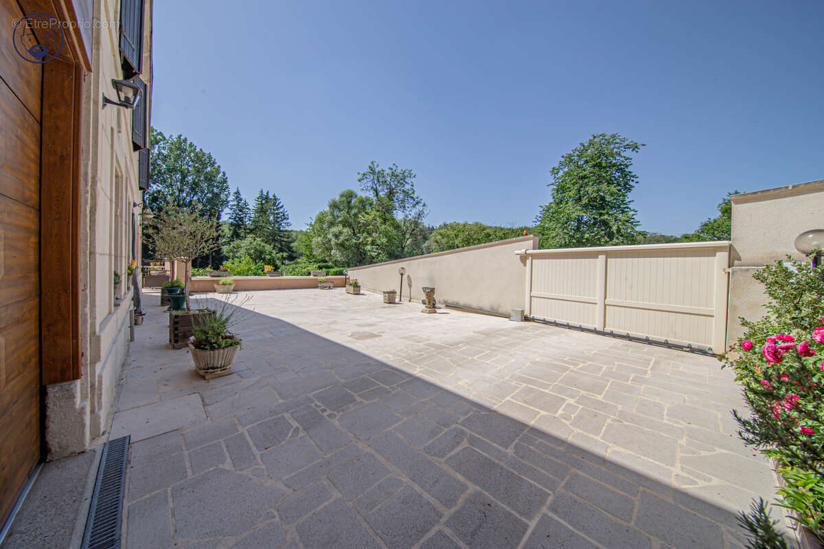 Maison avec jardin paysagé et terrasse - photo 30